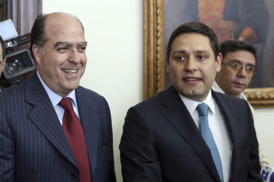 Julio Borges, presidente de la Asamblea Nacional de Venezuela, durante su encuentro con Mauricio Lizcano, presidente del Senado colombiano. / AFP.