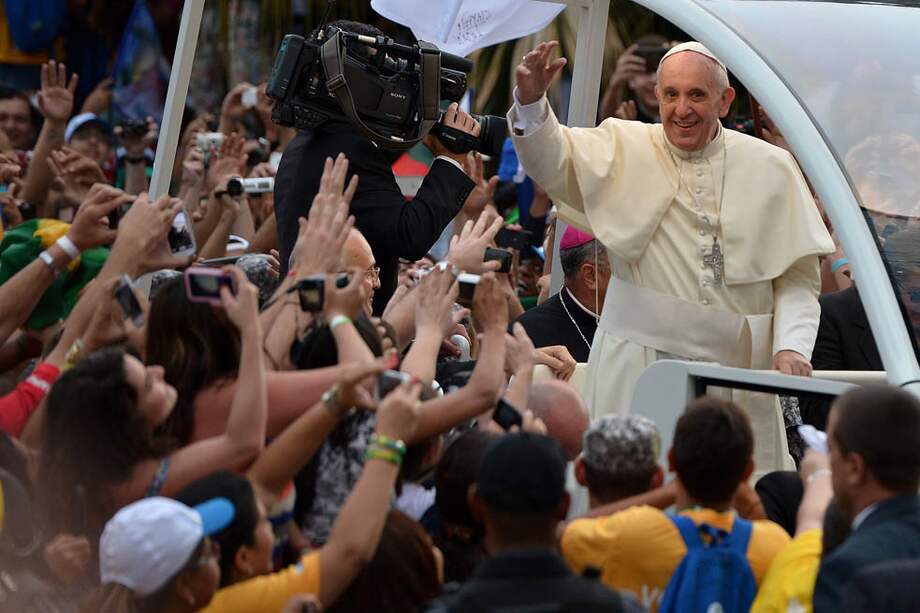 El papa Francisco saluda a los feligreses que acompañan su visita a Brasil. /AFP