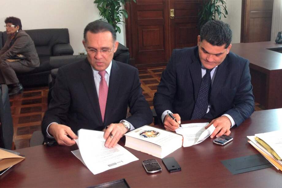 El senador Efraín Cepeda al radicar la iniciativa.