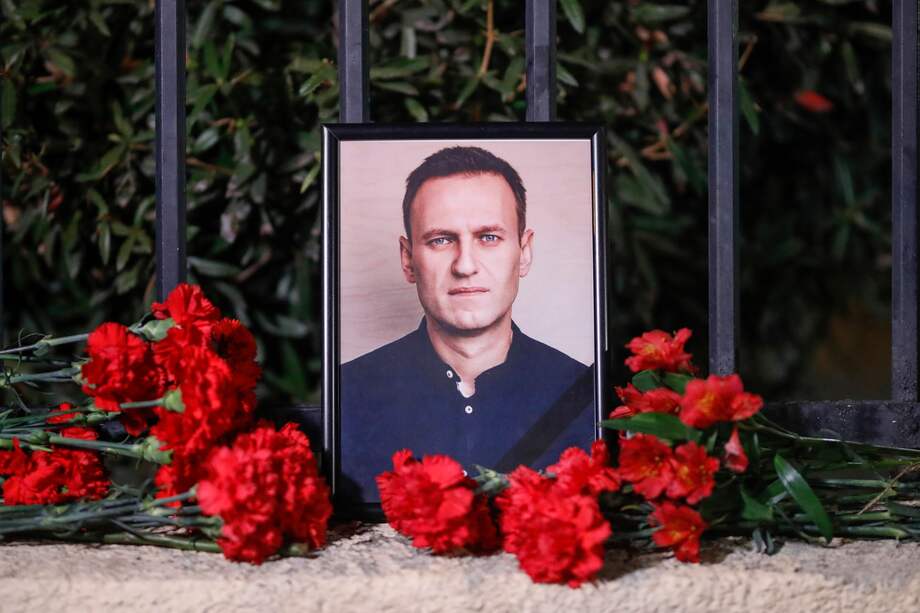 El líder de la oposición rusa y crítico declarado del Kremlin, Alexéi Navalni, murió a los 47 años en una colonia penitenciaria, anunció el 16 de febrero de 2024 el Servicio Penitenciario Federal del Distrito Autónomo de Yamalo-Nenets.