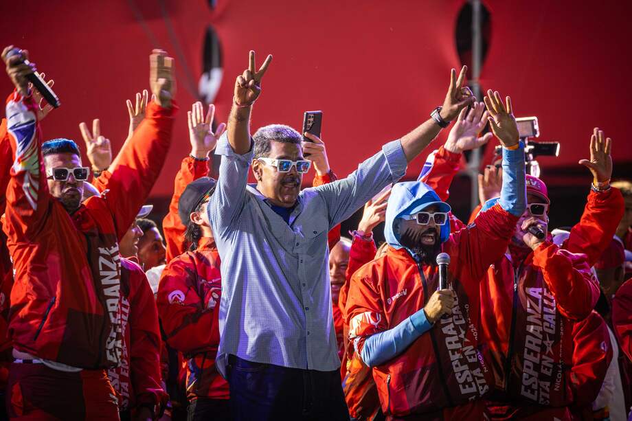 El presidente de Venezuela y aspirante a la reelección, Nicolás Maduro, saluda a los asistentes al cierre de su campaña en Caracas (Venezuela).