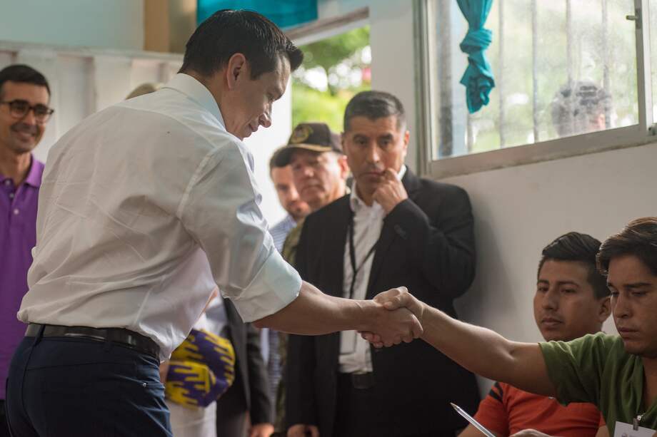 El referéndum, convocado por el presidente Daniel Noboa, consistió en once preguntas a responder por la ciudadanía sobre la lucha contra el crimen organizado, la atracción de inversiones mediante el reconocimiento de arbitrajes internacionales y el incentivo a la creación de empleo con contratos temporales y por horas.