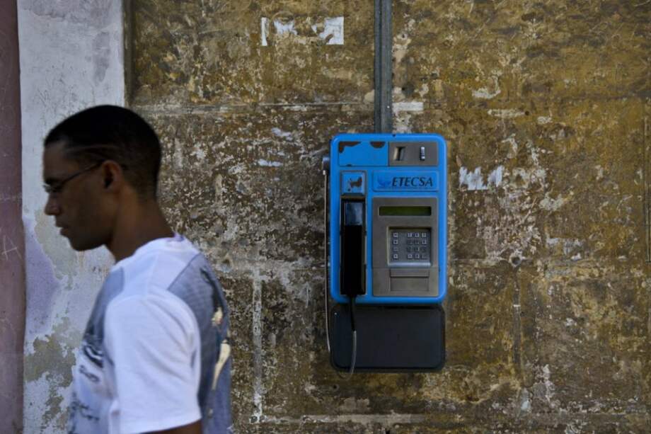 Según Etecsa la comunicación telefónica directa entre Cuba y EE.UU. "contribuye a ofrecer mayores facilidades". / Bloomberg News