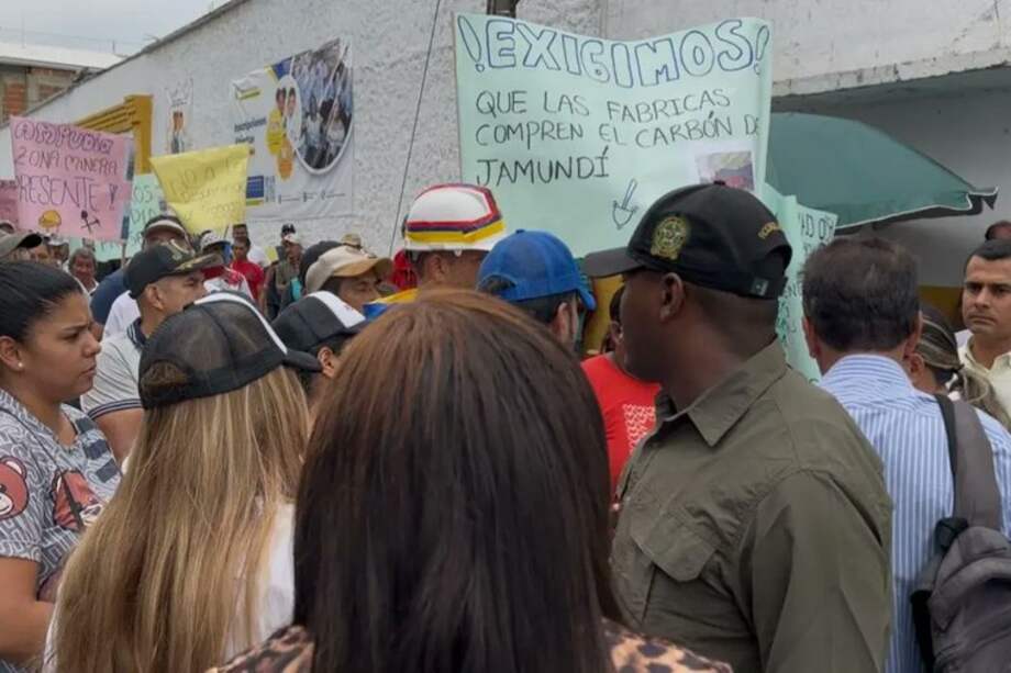 Los mineros protestaron desde esta mañana a las afuera de la alcaldía de Jamundí.