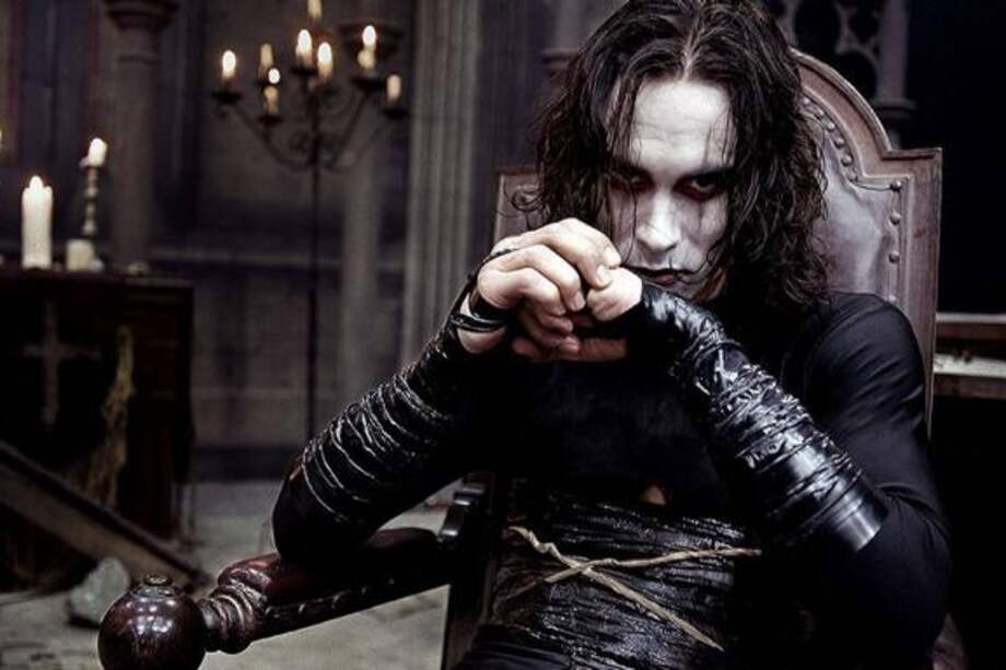 El actor Brandon Lee en el protagónico de la película 'El cuervo' de 1994.