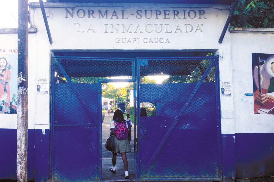 La Escuela Normal Superior La Inmaculada, en el municipio de Guapi, está ubicada junto al Batallón Fluvial de la Infantería de Marina. / Daniel Salgar