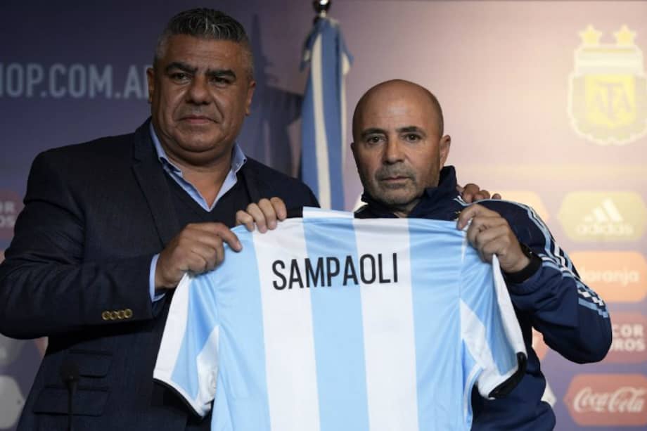 El presidente de la Asociación del Fútbol Argentino, Claudio Tapia, junto a Jorge Sampaoli (d), este jueves, en su presentación como entrenador de la albiceleste. / AFP