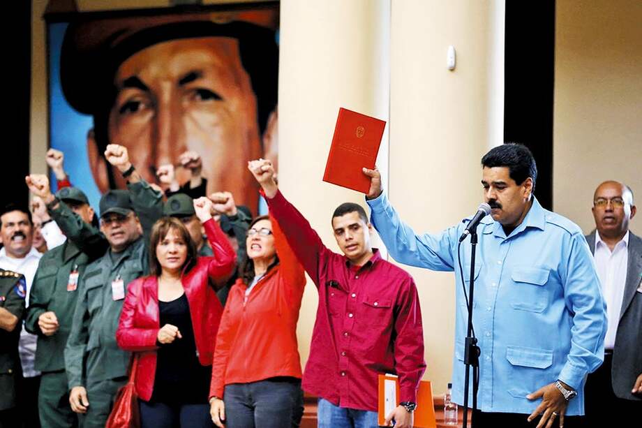 El presidente de Venezuela Nicolás Maduro (d) y su equipo de gobierno en un acto frente a la tumba de Hugo Chávez. / EFE