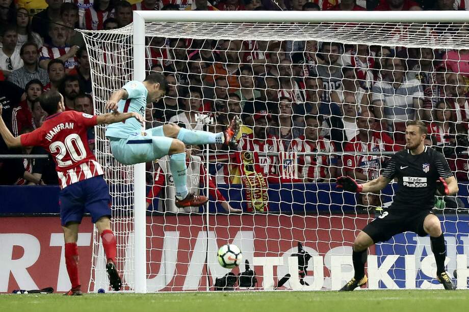 Luis Suárez anota el gol que le dio el empate al Barcelona. / AFP