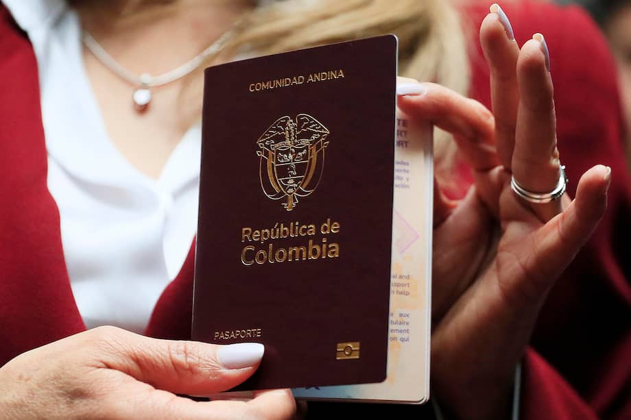 Fotografía que muestra el nuevo pasaporte de Colombia presentado en una rueda de prensa este miércoles.