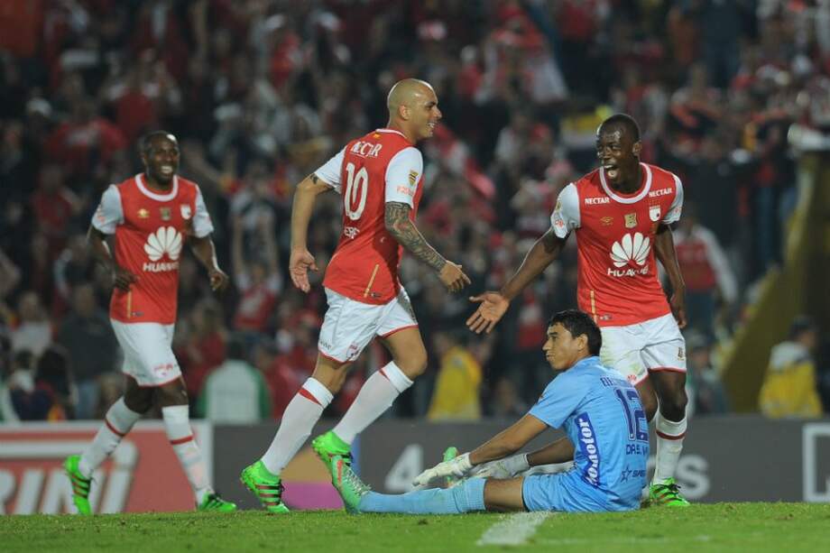 Baldomero Perlaza (d) anotó el gol que le dio el triunfo a Santa Fe. / Cristian Garavito