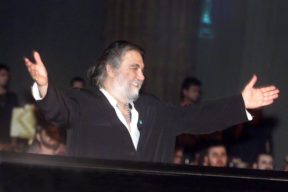 Athens (Greece), 28/06/2001.- (FILE) Greek composer Vangelis Papathanassiou greets fans at the end of his historic concert, taking place at ancient Athens' Temple of Zeus, in Athens, Greece, 28 June 2001 (issued 19 May 2022). Greek Oscar-winning composer Vangelis Papathanassiou passed away on 17 May 2022 at the age of 79, at a hospital in Paris, where he was being treated for Covid-19, the law firm representing him confirmed on 19 May 2022. (Grecia, Atenas) EFE/EPA/SIMELA PANTZARTZI *** Local Caption *** 99460683