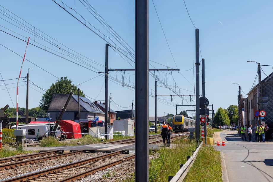 La policía y los servicios de emergencia trabajan en el lugar de un accidente ferroviario ocurrido en Buggenhout, Bélgica, donde un tren colisionó con un bus escolar.
