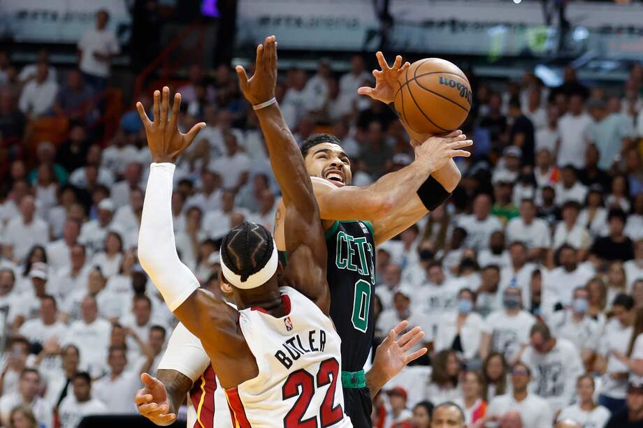 Jayson Tatum, figura de los Celtics, intenta encestar una bandeja contra Miami Heat en el quinto partido de las finales de conferencia de la NBA (Baloncesto, Estados Unidos) EFE/EPA/RHONA WISE SHUTTERSTOCK OUT