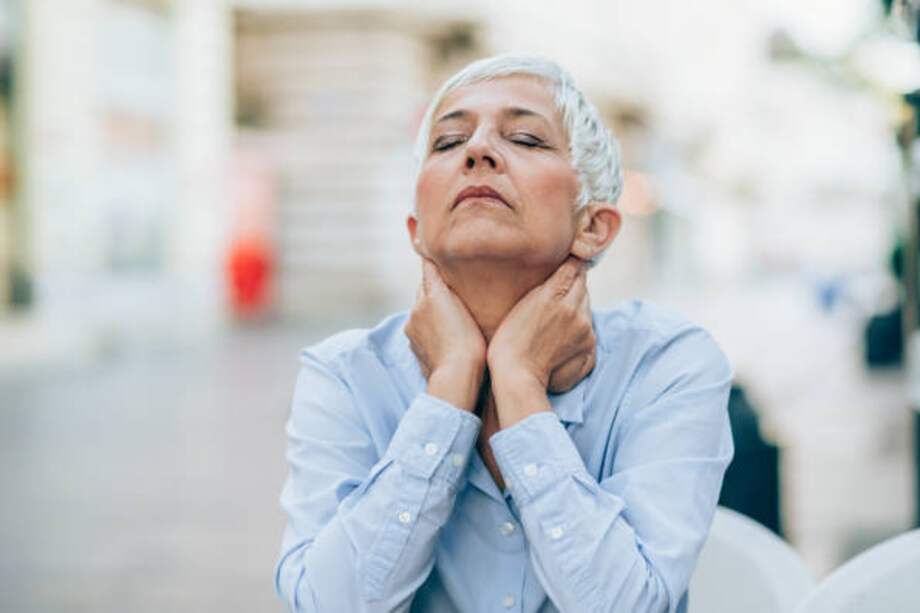 Suele ocurrir entre los 45 y los 55 años, y marca el fin natural de los ciclos menstruales y la fertilidad en las mujeres. /Getty