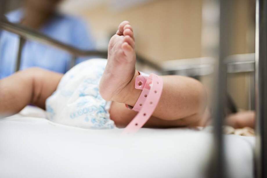 No se ha definido exactamente qué causa el feto en fetu, pero los científicos creen que es un tipo raro de "gemelo parásito".