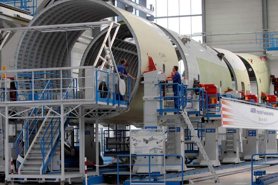 La multinacional fabricante de aviones tiene varias sedes en el mundo a donde sus proveedores envían las piezas. /AP