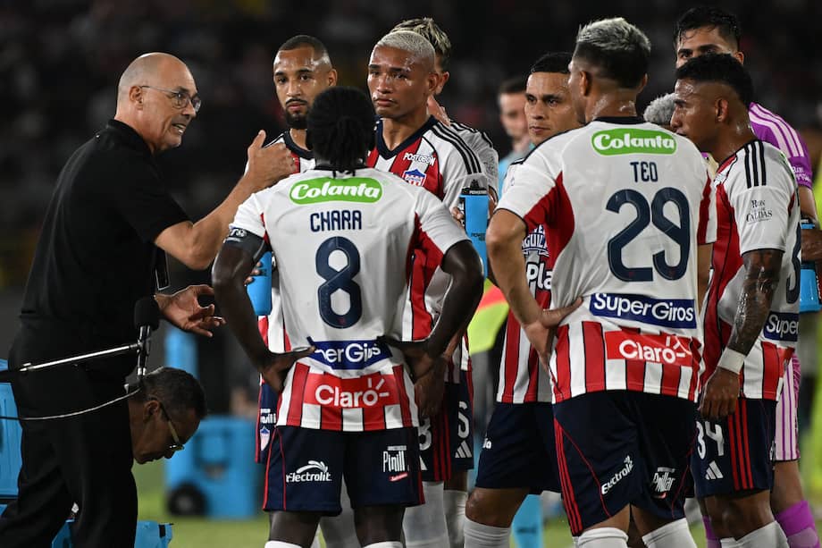 Jugadores del Junior de Barranquillla durante una pausa de hidratación en la Copa Libertadores.