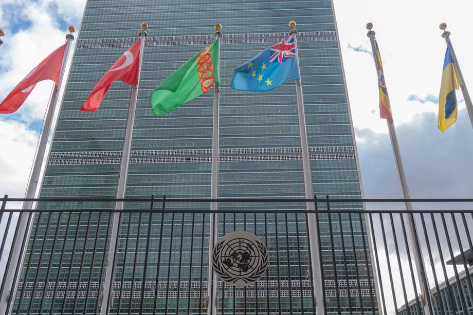 Fotografía que muestra el exterior de la sede de la Organización de las Naciones Unidas (ONU) en Nueva York (Estados Unidos).