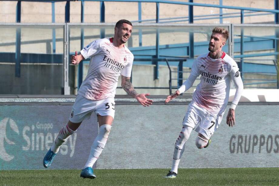 Rade Krunic (izq.) celebra con Castillejo uno de los goles en la victoria del Milan sobre Hellas Verona.