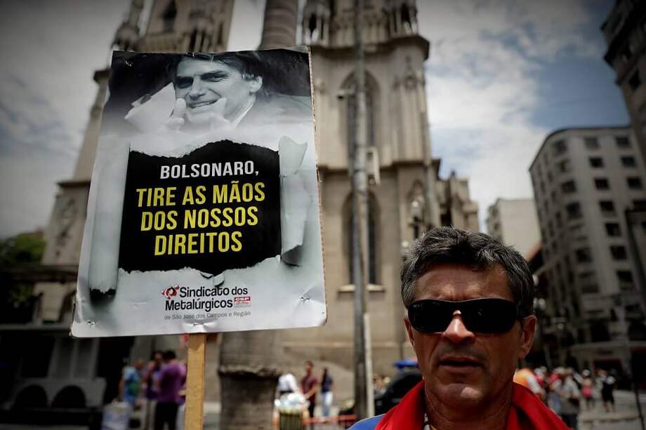 Miembros de las centrales sindicales y jubilados participaron en una protesta para rechazar una propuesta de reforma del régimen de jubilaciones y pensiones. / EFE