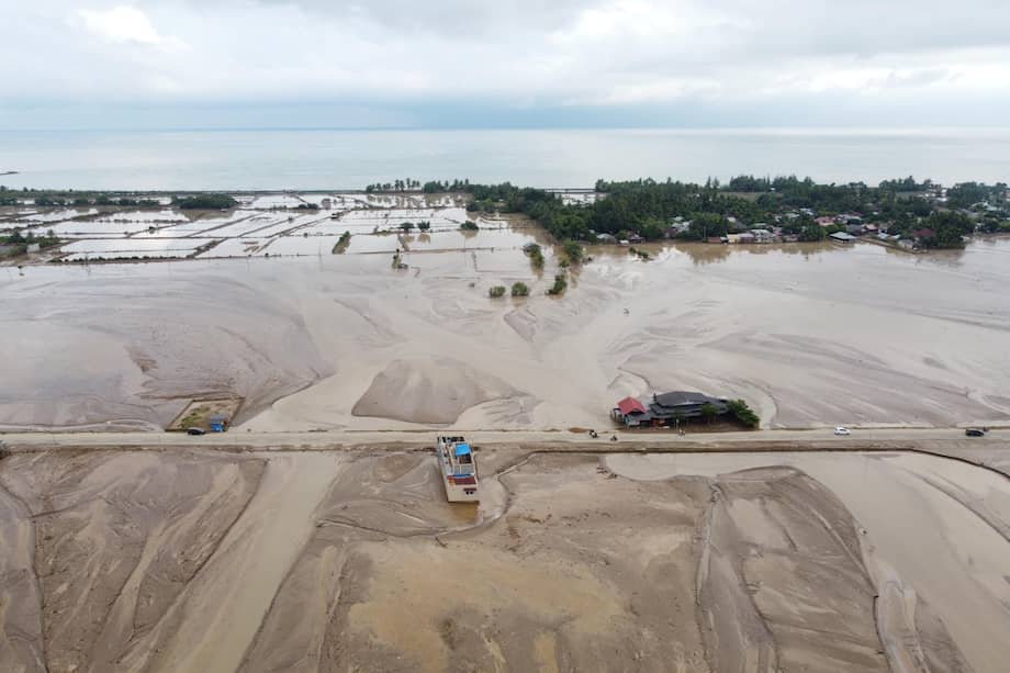 Una imagen aérea tomada con un dron muestra una zona cubierta de lodo en una aldea afectada por las inundaciones en la zona de Meureudu, Pidie Jaya, Aceh, Indonesia, el 3 de diciembre de 2025.