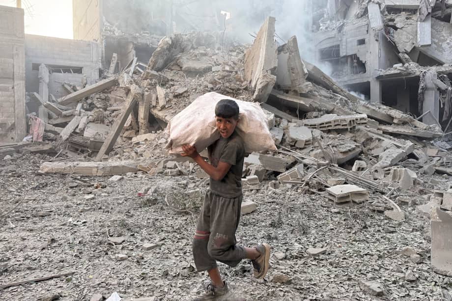 Una persona camina por los escombros tras uno de los ataques lanzados por Israel en Gaza.