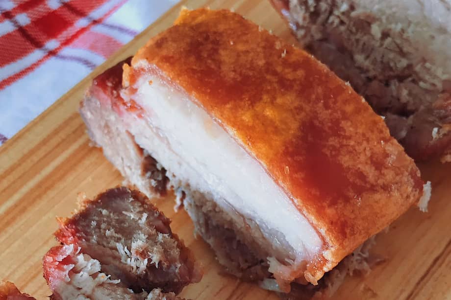 Este chicharrón oreado también puedes servirlo con papa criolla, longaniza o morcilla.