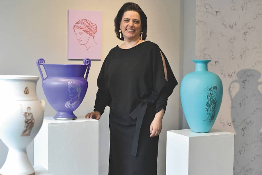 Ángela Royo de Serpa, directora de la galería Otros 360 grados, en medio de la exposición 'Gineceo'.