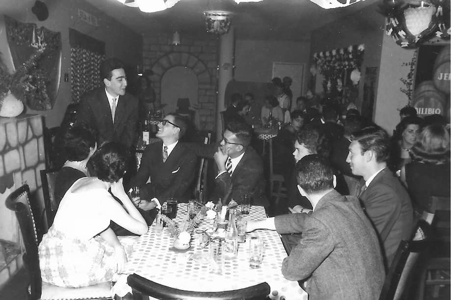 Fidel Cano Isaza, de pie, fue el anfitrión de la fiesta española que celebraba la caída de Rojas. / Archivo particular