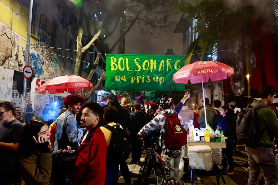 AME9153. SAO PAULO (BRASIL), 12/09/2025.- Personas celebran la condena al expresidente de Brasil Jair Bolsonaro este viernes, en una calle del centro de São Paulo (Brasil). Bolsonaro fue condenado por la Corte Suprema a 27 años y tres meses de cárcel por haber conspirado contra el orden democrático tras su derrota en las elecciones de 2022 frente al actual mandatario, Luiz Inácio Lula da Silva. EFE/ Sebastiao Moreira