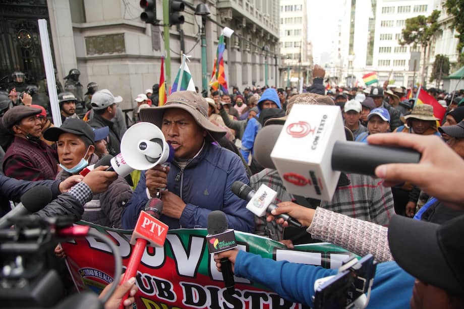 Cientos de manifestantes exigieron este lunes en la capital política de Bolivia la renuncia del presidente Rodrigo Paz, cuando se cumple un mes de protestas y bloqueos de carreteras.