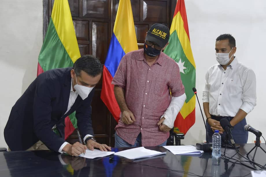 Darío Flórez, delegado de EPM; William Dau, alcalde de Cartagena; y Adelfo Doria, secretario general, encargado de la contratación para el alumbrado público.