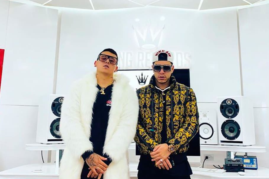 Kevin Roldán y Ryan Castro el día de la firma de su contrato.