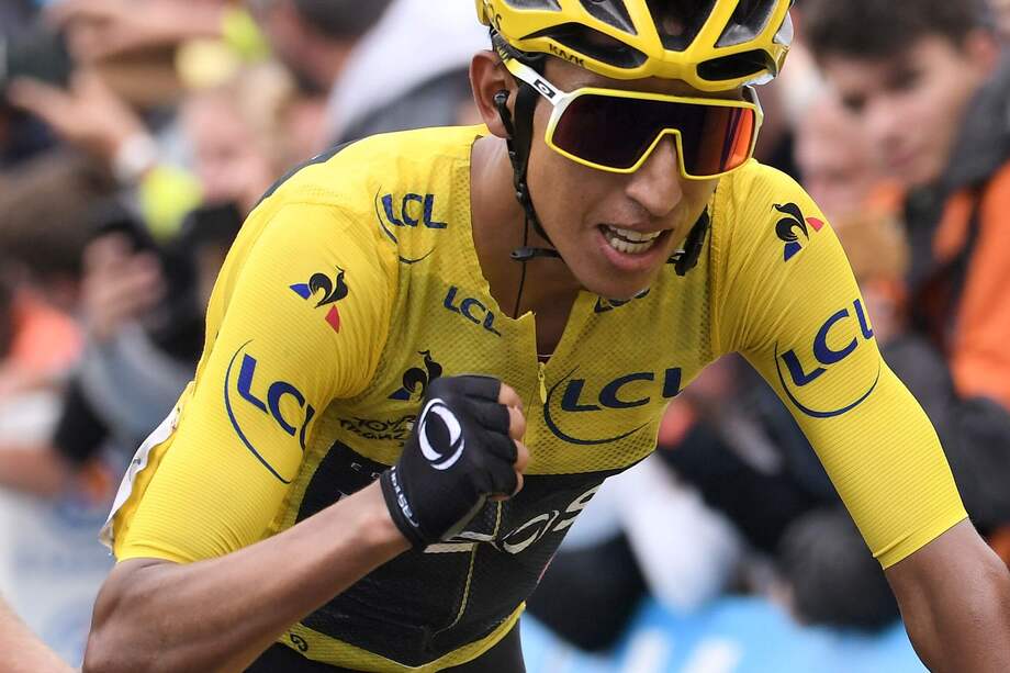 Sábado 27 de julio de 2019: El colombiano Egan Bernal se da cuenta que ya conquistó el Tour de Francia, la hazaña por la que pedalearon allí los escarabajos desde los años 80. / AFP