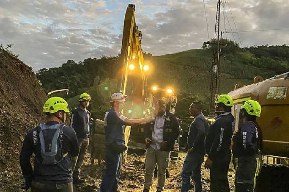 Rescue teams organize the search for people at a landslide of a mountain in the sector El Ruso, Pueblo Rico municipality, in northwestern Bogota, Colombia, on December 5, 2022. A landslide engulfed a road on December 4 in Colombia, killing three people and leaving some 20 trapped in the mud, authorities said. Crews were searching for people riding on a bus, and a motorcycle caught up in the accident. (Photo by STRINGER / AFP)