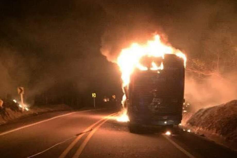 Al sur del Huila fue quemado un bus intermunicipal.