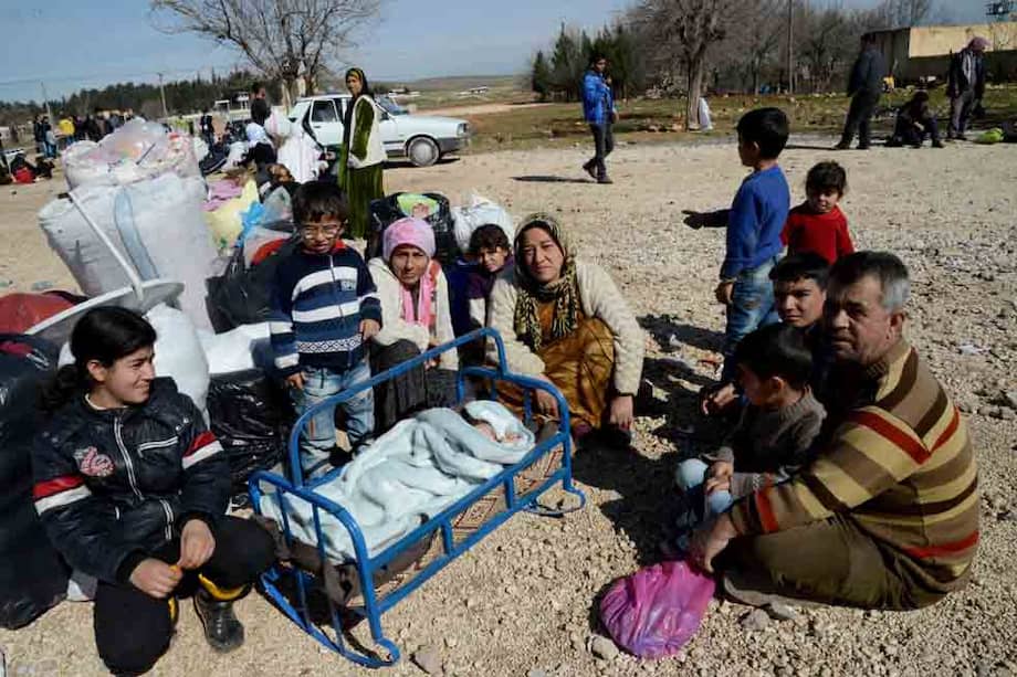 En el área fronteriza de Mursitpinar, refugiados kurdos esperan para volver a la ciudad de Kobane, en territorio sirio. / AFP