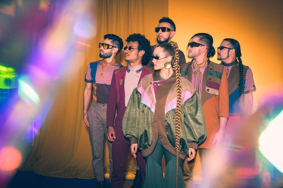 Esta puesta en escena propone un viaje temporal, sonoro y retrofuturista por canciones fiesteras, experimentales y muy cantables, que ya han sido probadas en los escenarios del mundo.