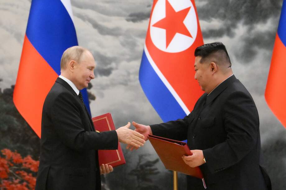El presidente ruso, Vladimir Putin (izq.), y el líder norcoreano, Kim Jong Un, se estrechan la mano durante una ceremonia de firma tras las conversaciones bilaterales mantenidas en la residencia estatal de Kumsusan, en Pyongyang (Corea del Norte), el 19 de junio de 2024.