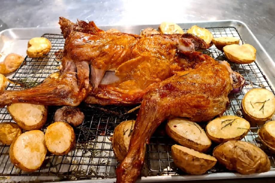 El secreto es asar el cordero en un horno precalentado a 325º C y cada 20 o 30 minutos humedecerlo con una brocha y aguasal, hasta que quede asado al punto que queremos. / Cortesía: Harry Sasson