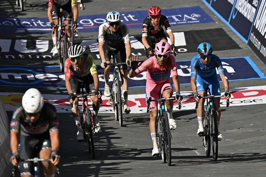 El ciclista italiano Diego Ulissi, del equipo XDS Astana, con la maglia rosa de líder de la general, en acción para cruzar la meta de la novena etapa del 108 Giro de Italia 2025, carrera ciclista de 181 km entre Gubbio y Siena, Italia, el 18 de mayo de 2025.