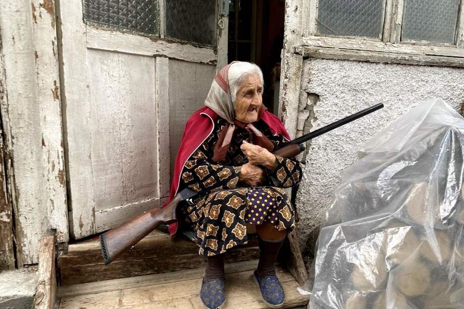 Una anciana con su escopeta en la puerta de su casa en Stepanakert, la capital del enclave separatista de Nagorno Karabaj disputada por Azerbaiyán y Armenia.