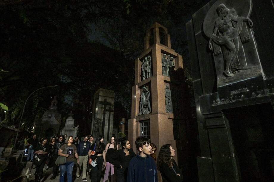 La experiencia se realiza en el cementerio más antiguo de Sao Paulo.