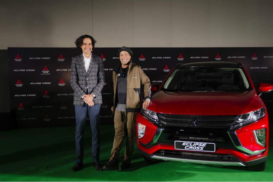 Marco Pastrana de la Cruz y Ronaldinho Gaucho en el lanzamiento del Mitsubishi Eclipse Cross / Cortesía