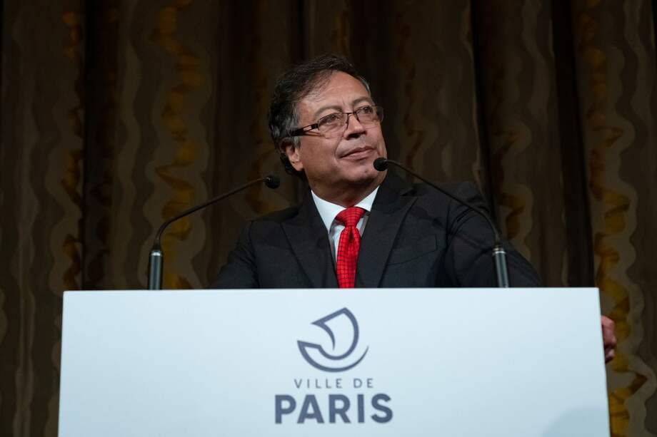 Durante su visita a Francia, el Mandatario fue recibido por la alcaldesa de París, Anne Hidalgo.