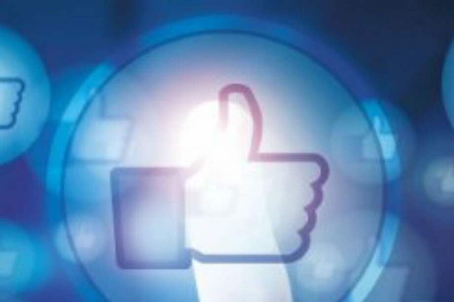 El 62 % de los estadounidenses se informan a través de noticias compartidas en sus redes sociales. / AFP