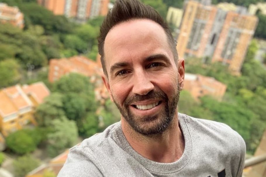 Lucas Arnau , cantante colombiano