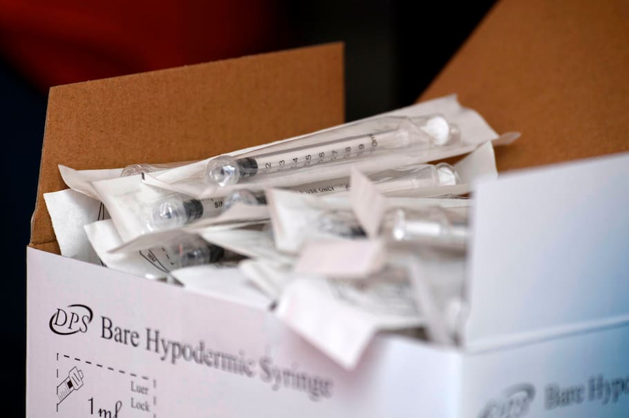 A box of syringes to be used to administer the Pfizer-BioNTech Covid-19 vaccine under an emergency use authorization at a drive up vaccination site from Renown Health in Reno, Nevada on December 17, 2020. / AFP / Patrick T. Fallon