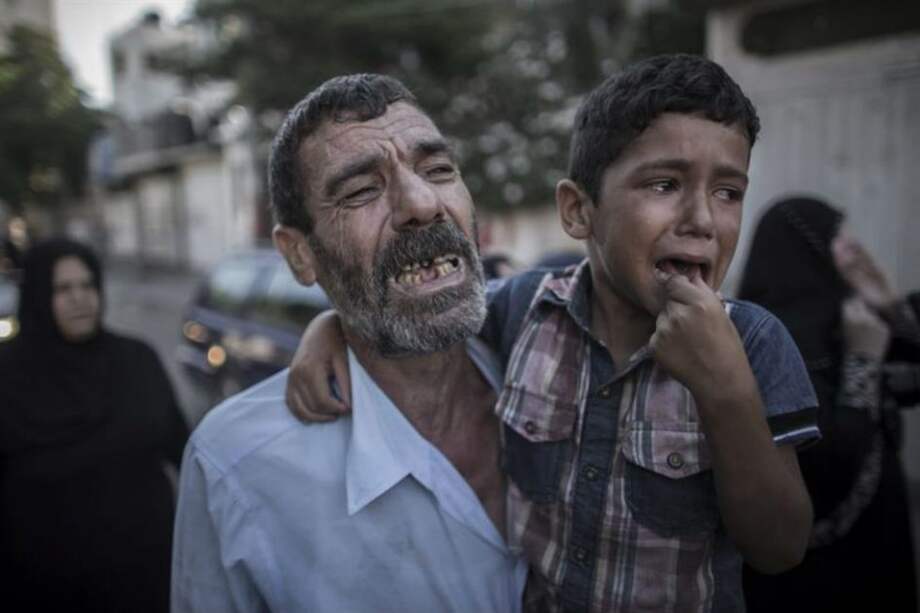 El padre y el hermano de dos de los niños asesinados en un bombardeo de la flota israelí en el puerto de Gaza